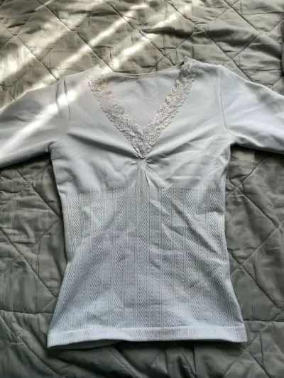 Polera Blanca con Encaje para Mujer - miniatura 2