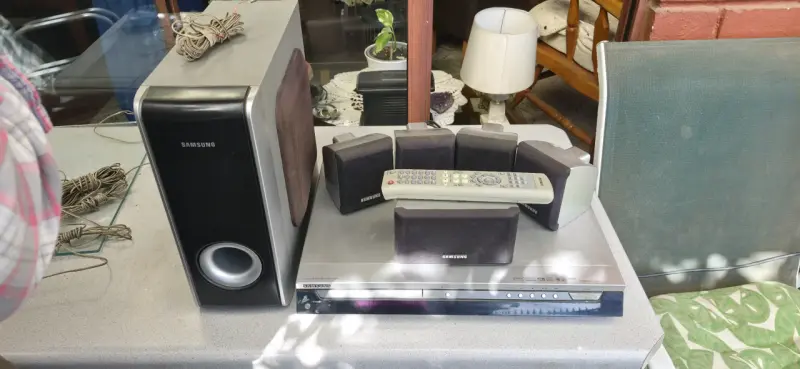 Sistema de sonido Samsung con parlantes y control remoto