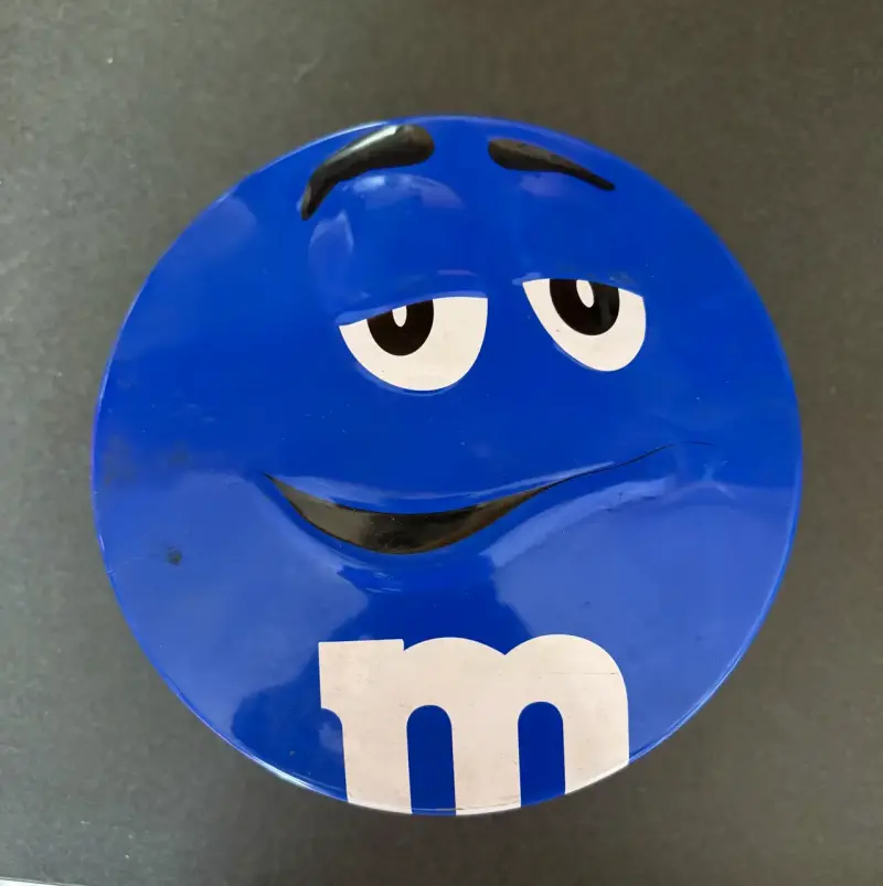Lata decorativa azul M&M's con diseño divertido - 1