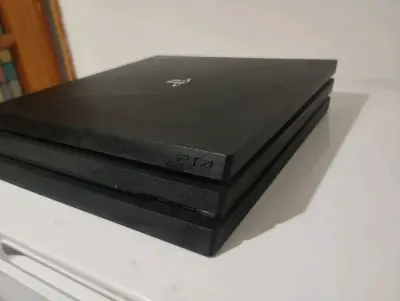 Ps4 pro con 6 juegos en exelente estado y un mando - miniatura 1