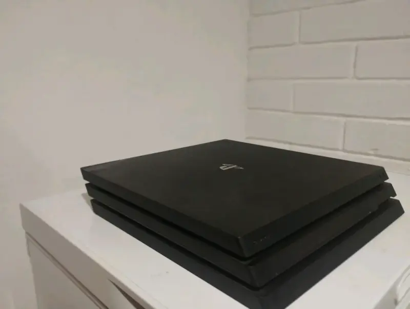Ps4 pro con 6 juegos en exelente estado y un mando - 2