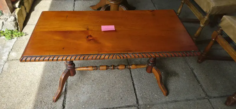 Mesa de centro de madera estilo clásico