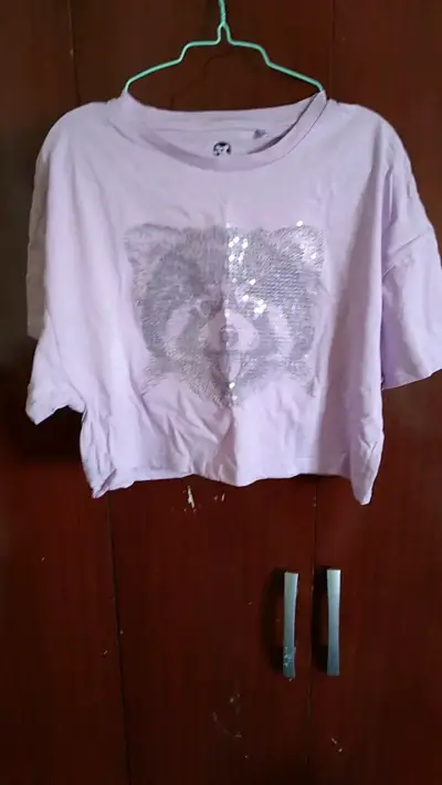 Polera lila con diseño de mapache en lentejuelas - miniatura 1