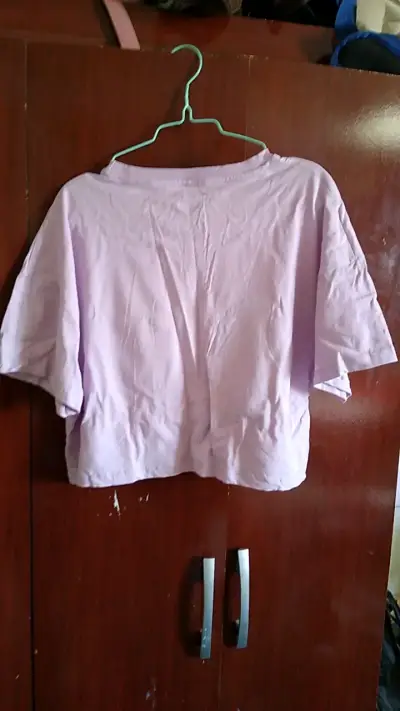 Polera lila con diseño de mapache en lentejuelas - miniatura 2