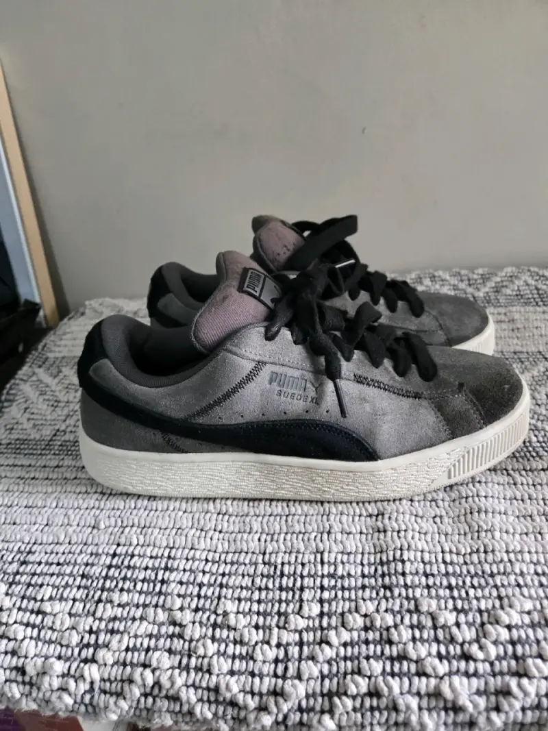 Zapatillas Puma Suede clásicas gris y negro - 4
