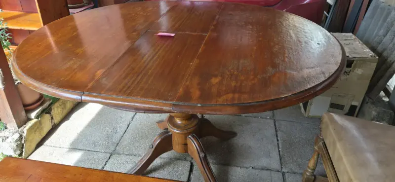 Mesa de comedor redonda de madera extendible.