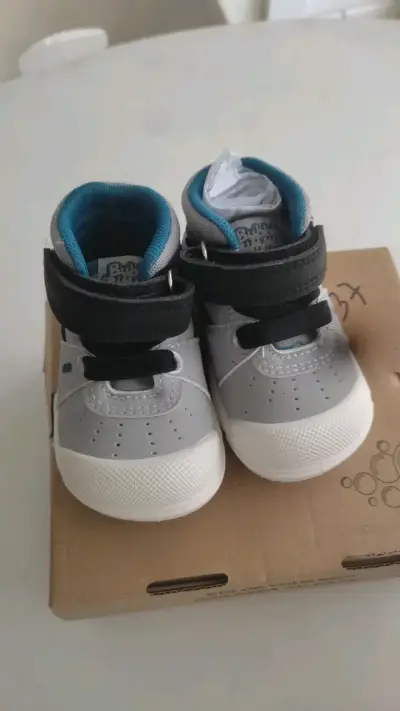 Zapatillas para bebé grises con velcro - miniatura 2