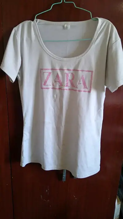 Polera blanca con logo Zara en rosa - miniatura 1