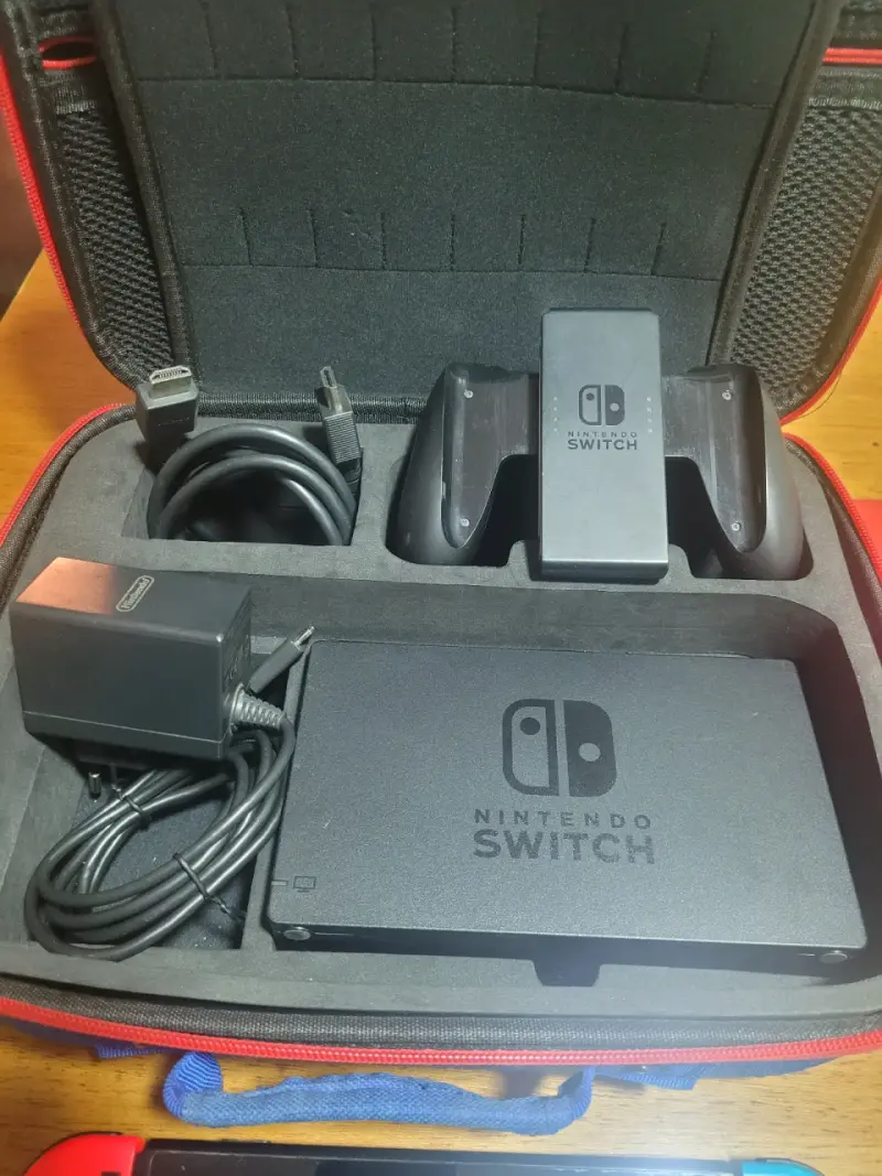 Nintendo Switch con accesorios y juego Super Mario Odyssey - 2