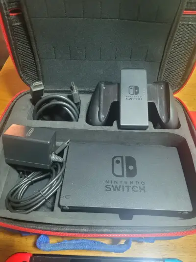 Nintendo Switch con accesorios y juego Super Mario Odyssey - miniatura 2