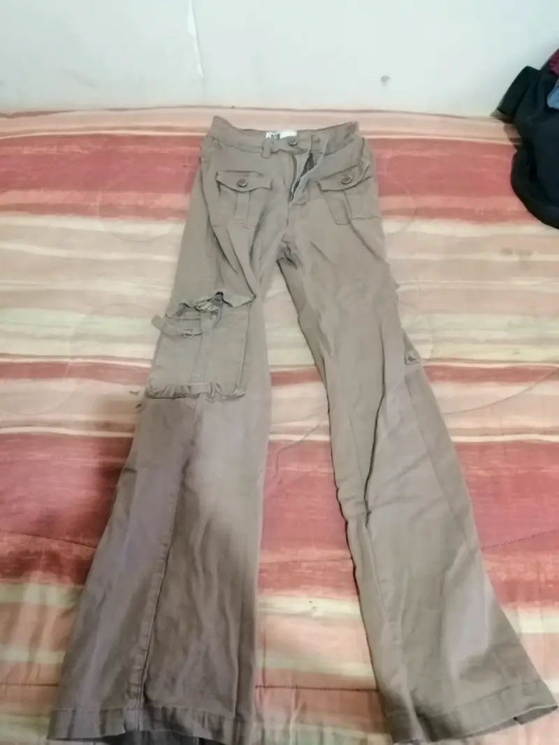 Pantalones cargo marrones con bolsillos - 2