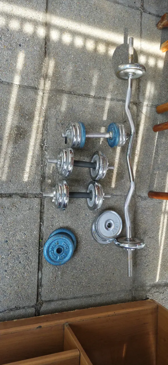 Set de pesas y barra para entrenamiento