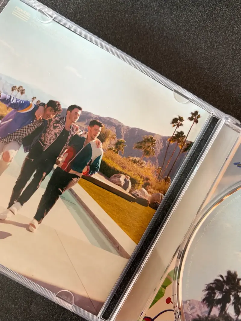 CD Álbum 'Happiness Begins' de Jonas Brothers - 3