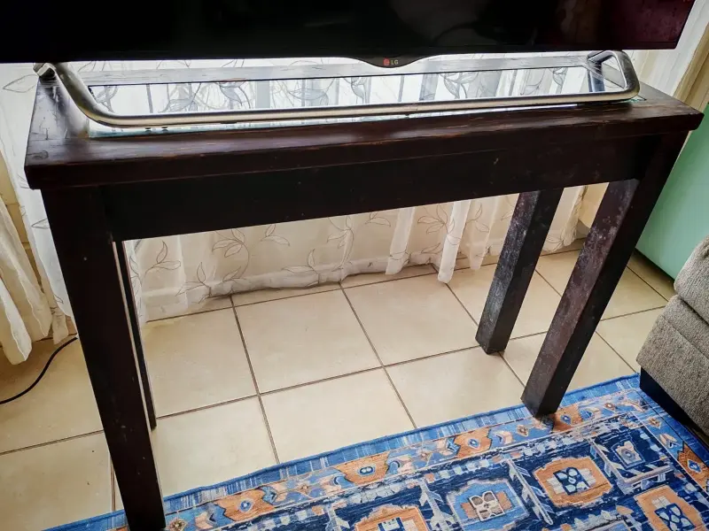 Mesa de madera oscura para TV - 1