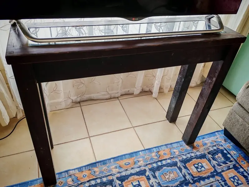 Mesa de madera oscura para TV - 2