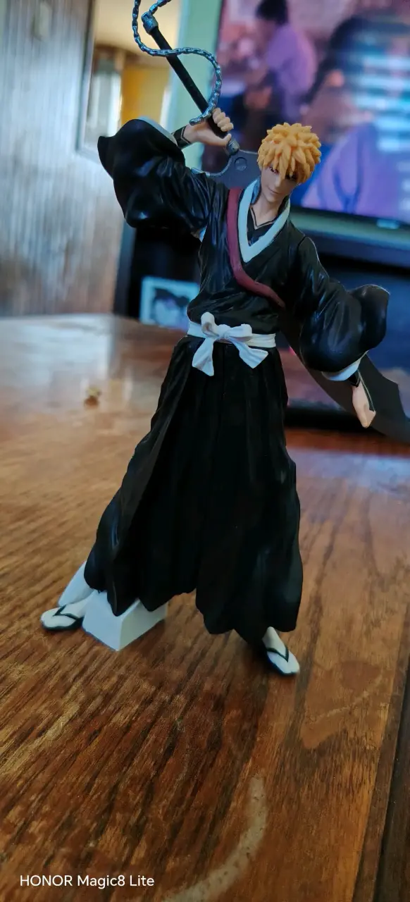 Figura de acción de personaje anime con espada