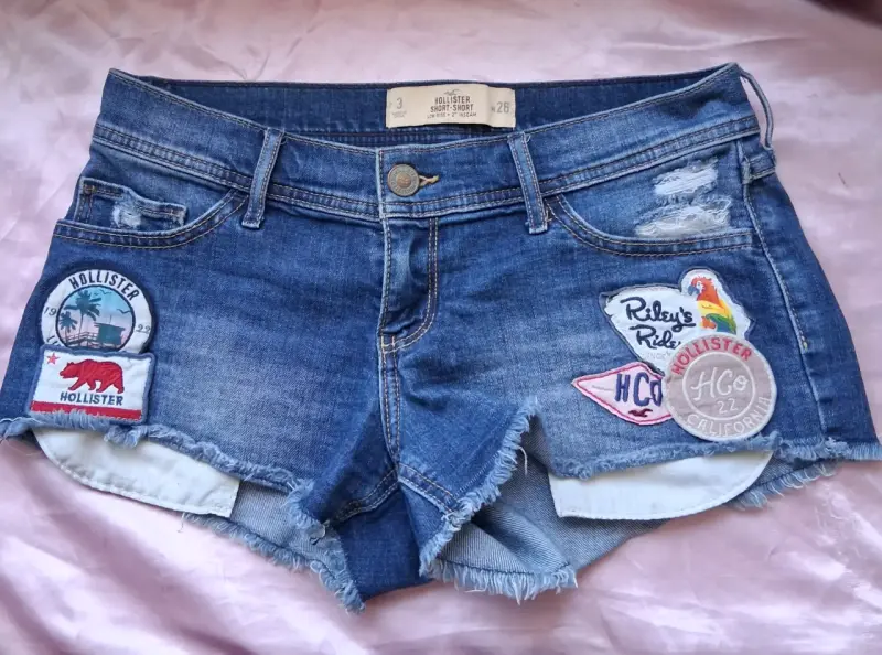 Shorts de mezclilla Hollister con parches - 1