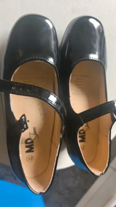 Zapatos de charol negro para niña talla 32 - miniatura 1