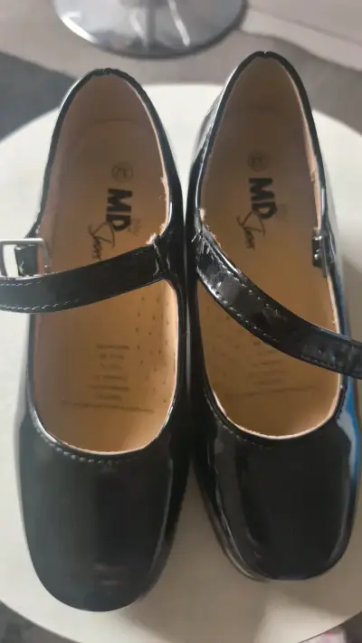 Zapatos de charol negro para niña talla 32 - miniatura 2