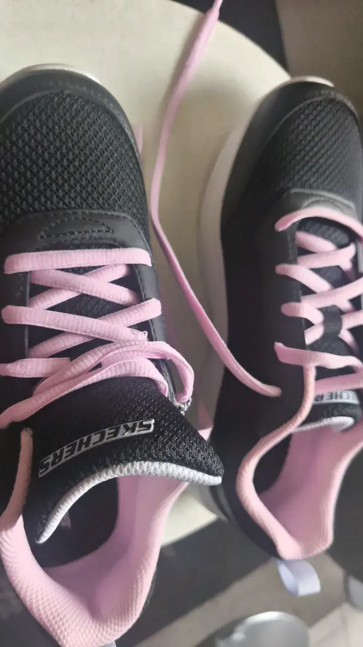 Zapatillas deportivas negras Skechers con detalles rosados