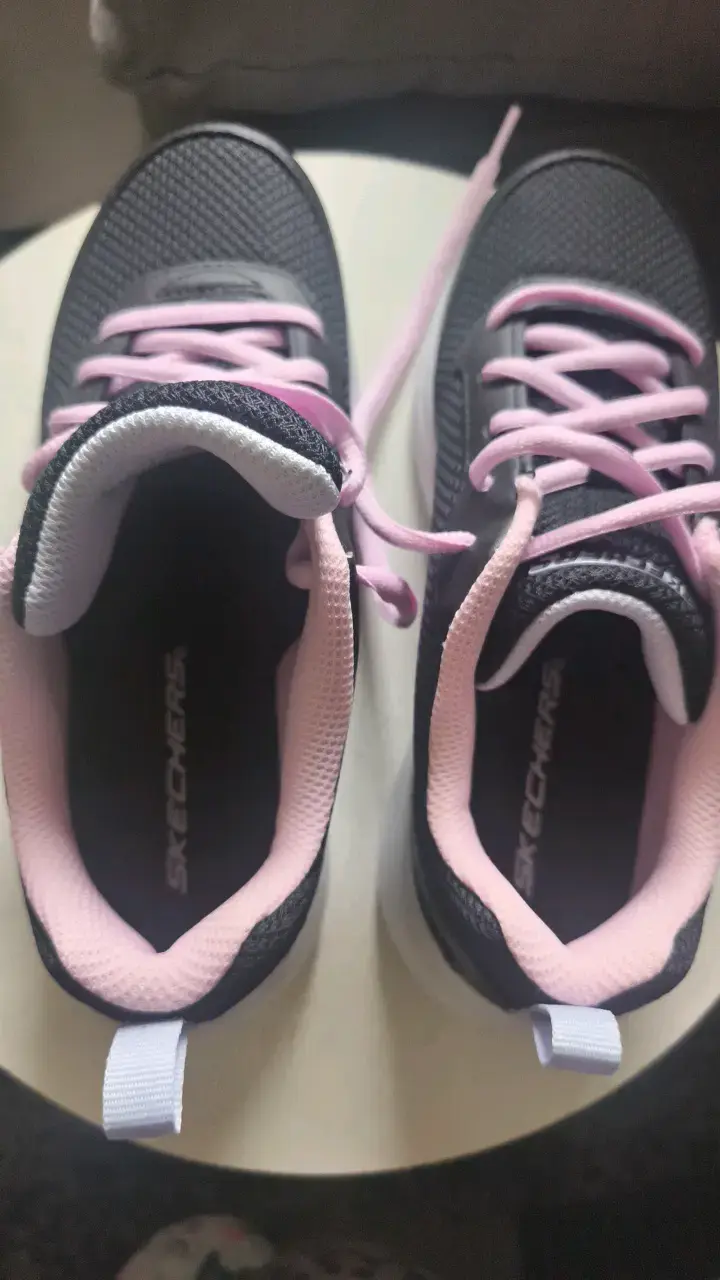 Zapatillas deportivas negras Skechers con detalles rosados - 2