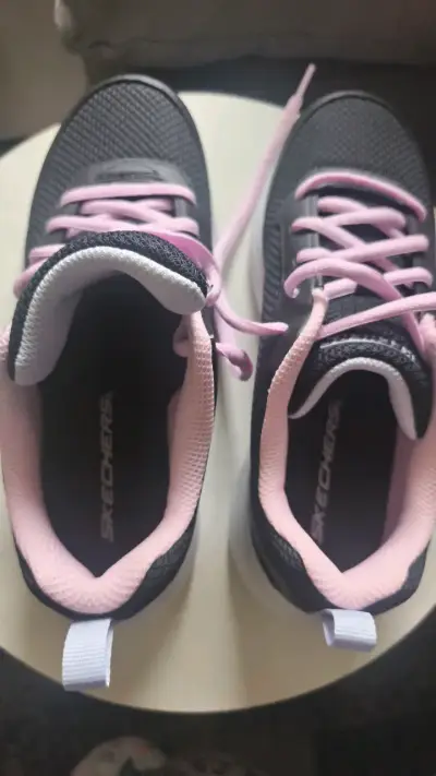 Zapatillas deportivas negras Skechers con detalles rosados - miniatura 2