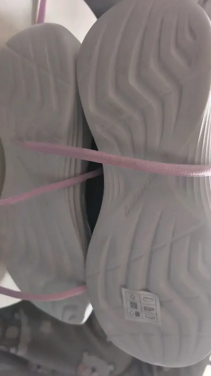 Zapatillas deportivas negras Skechers con detalles rosados - 3