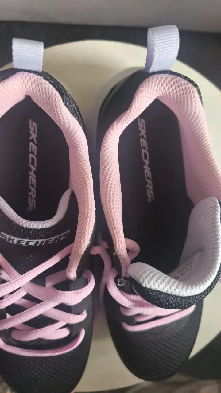 Zapatillas deportivas negras Skechers con detalles rosados - 4