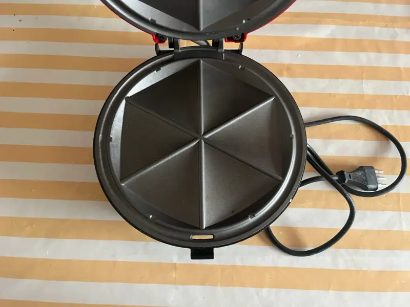 Máquina para Quesadillas Nostalgia Electrics Roja - 3