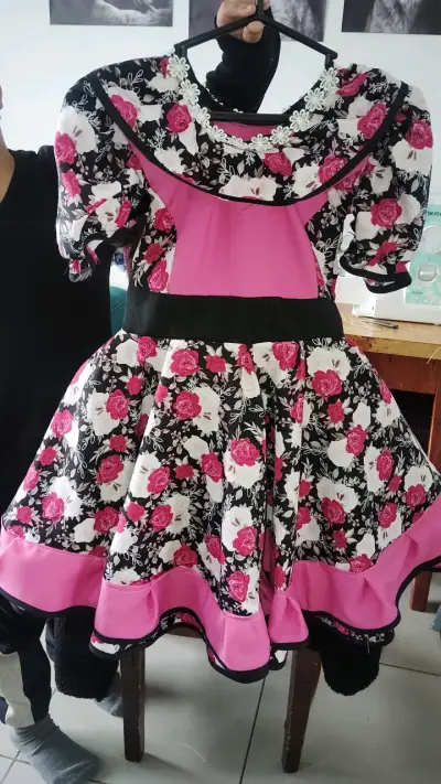 Vestido floral para niña con encaje - miniatura 1