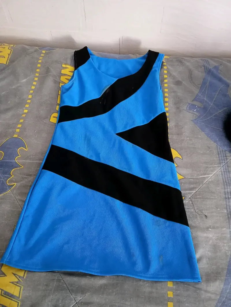 Vestido corto azul y negro con diseño moderno