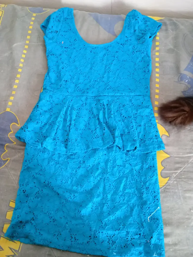 Vestido azul de encaje para mujer