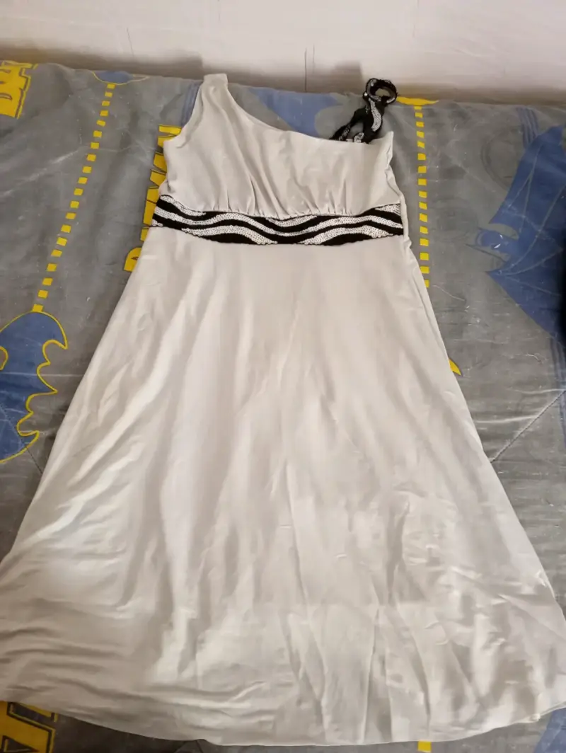 Vestido blanco con detalle negro en la cintura