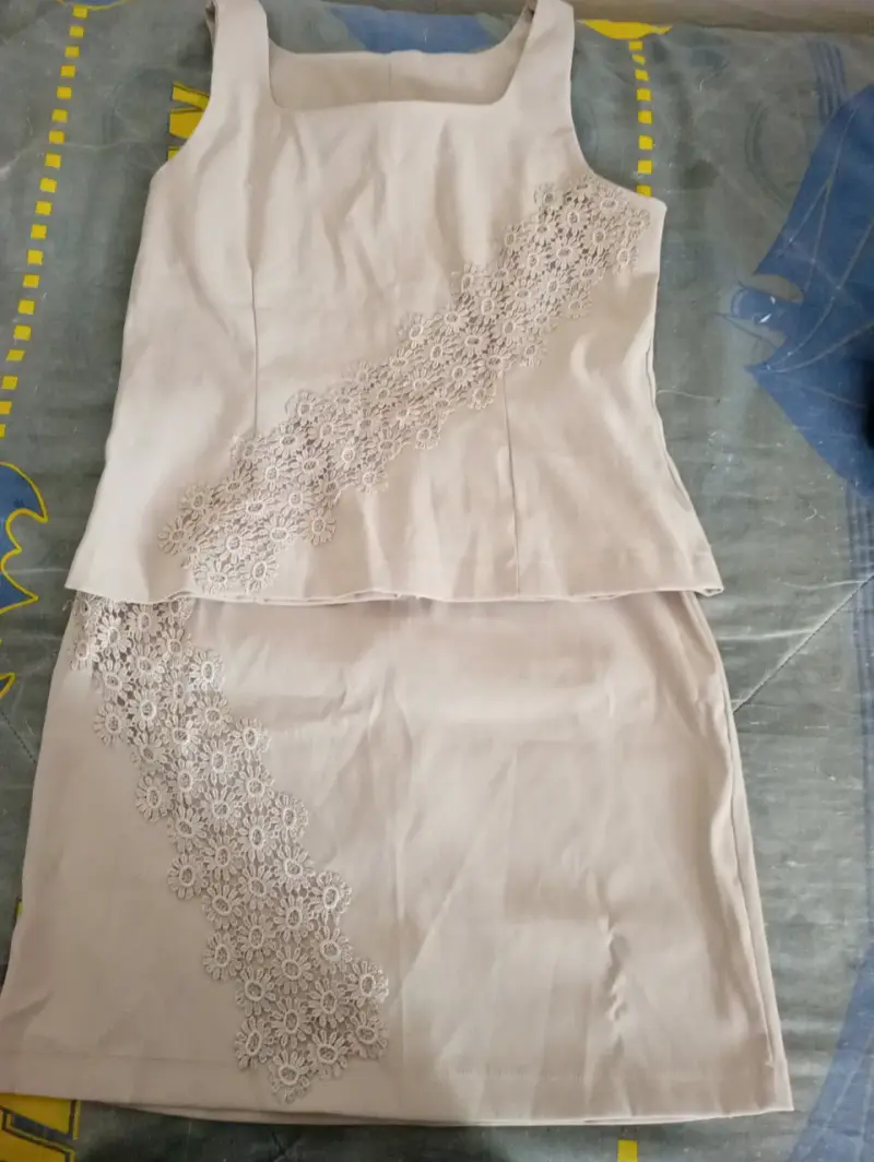 Conjunto beige con encaje floral