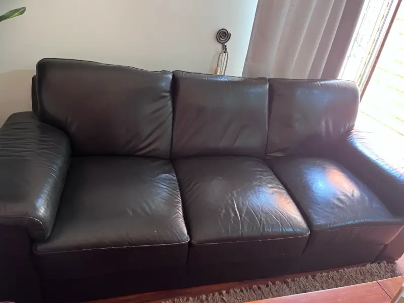 Sofá de cuero negro en buen estado - 1