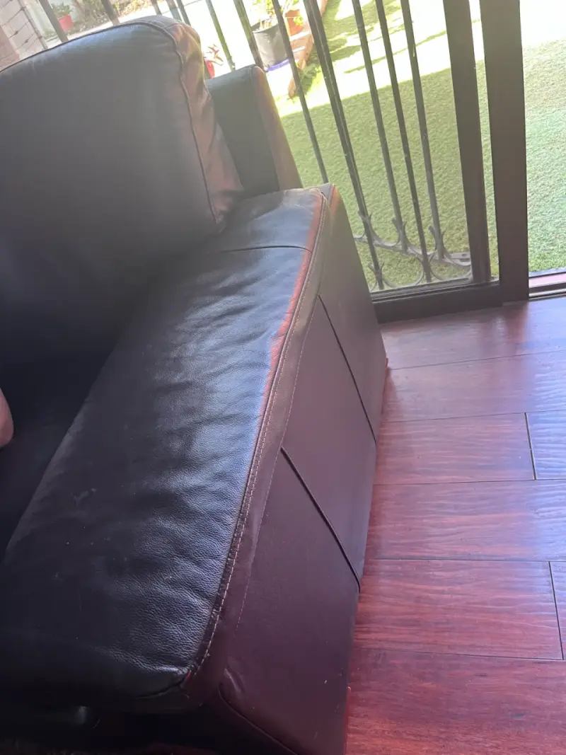Sofá de cuero negro en buen estado - 2
