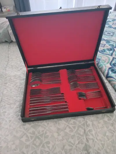 Juego de cubiertos de acero inoxidable en estuche - miniatura 1