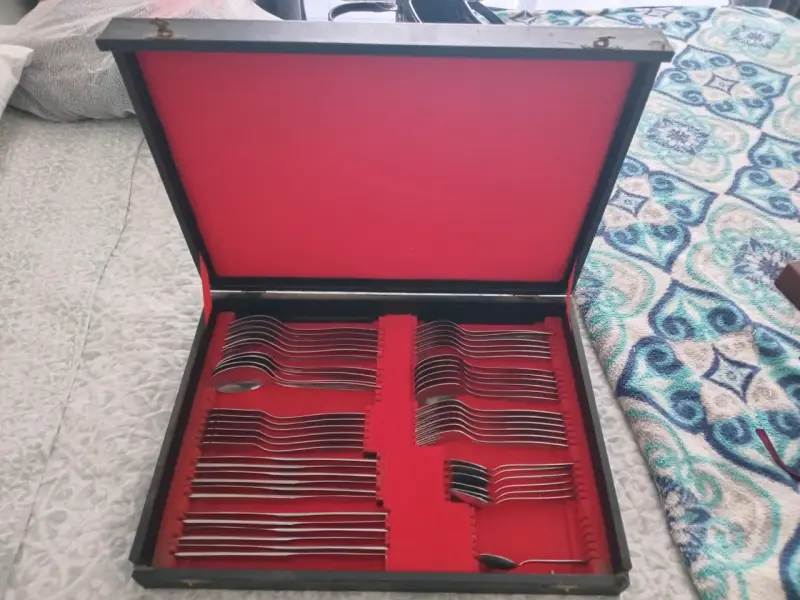 Juego de cubiertos de acero inoxidable en estuche - 2