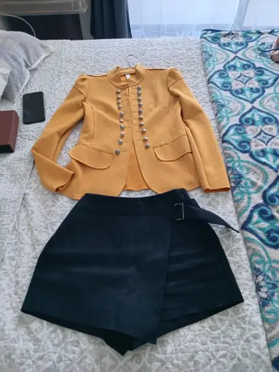 Conjunto de chaqueta mostaza y falda negra - miniatura 1