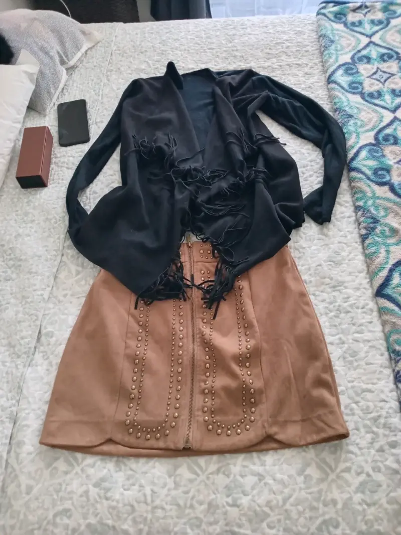 Conjunto de chaqueta mostaza y falda negra - 2