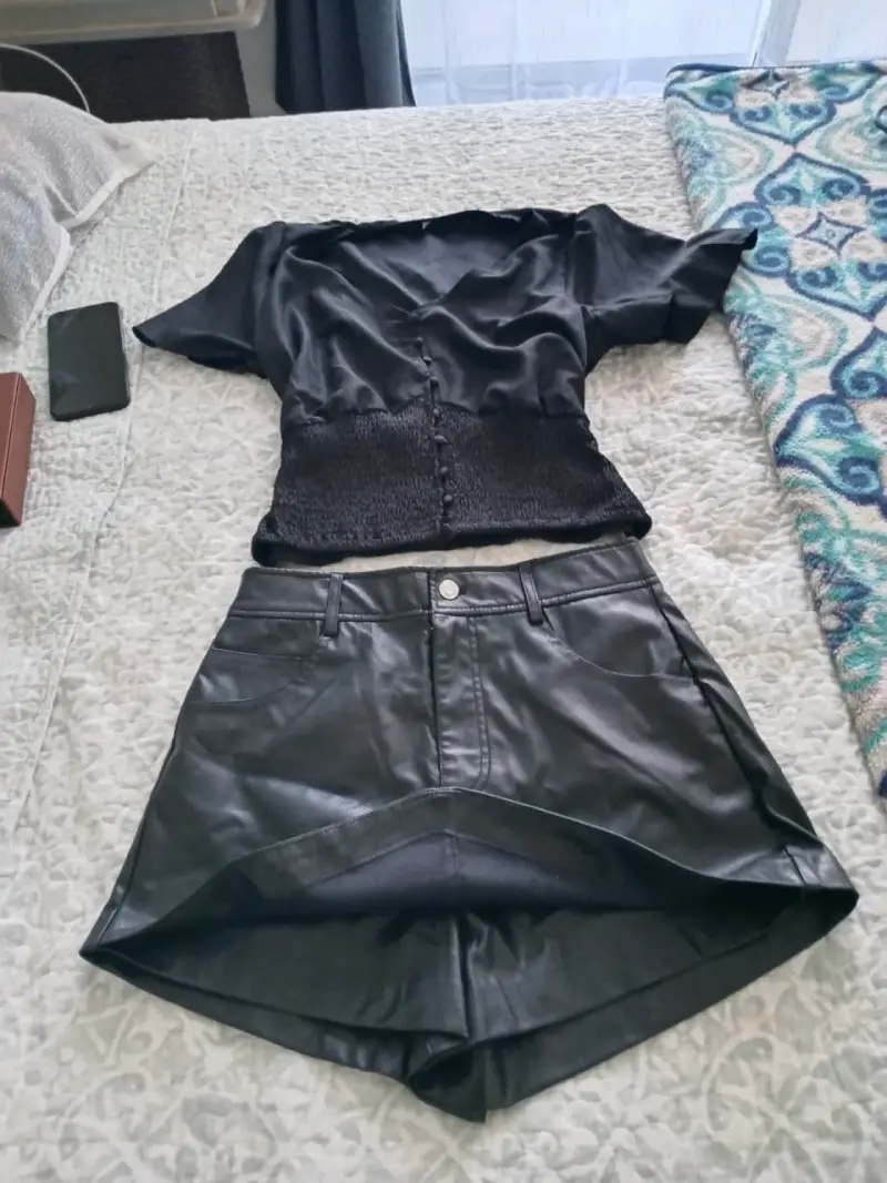 Conjunto de chaqueta mostaza y falda negra - 3