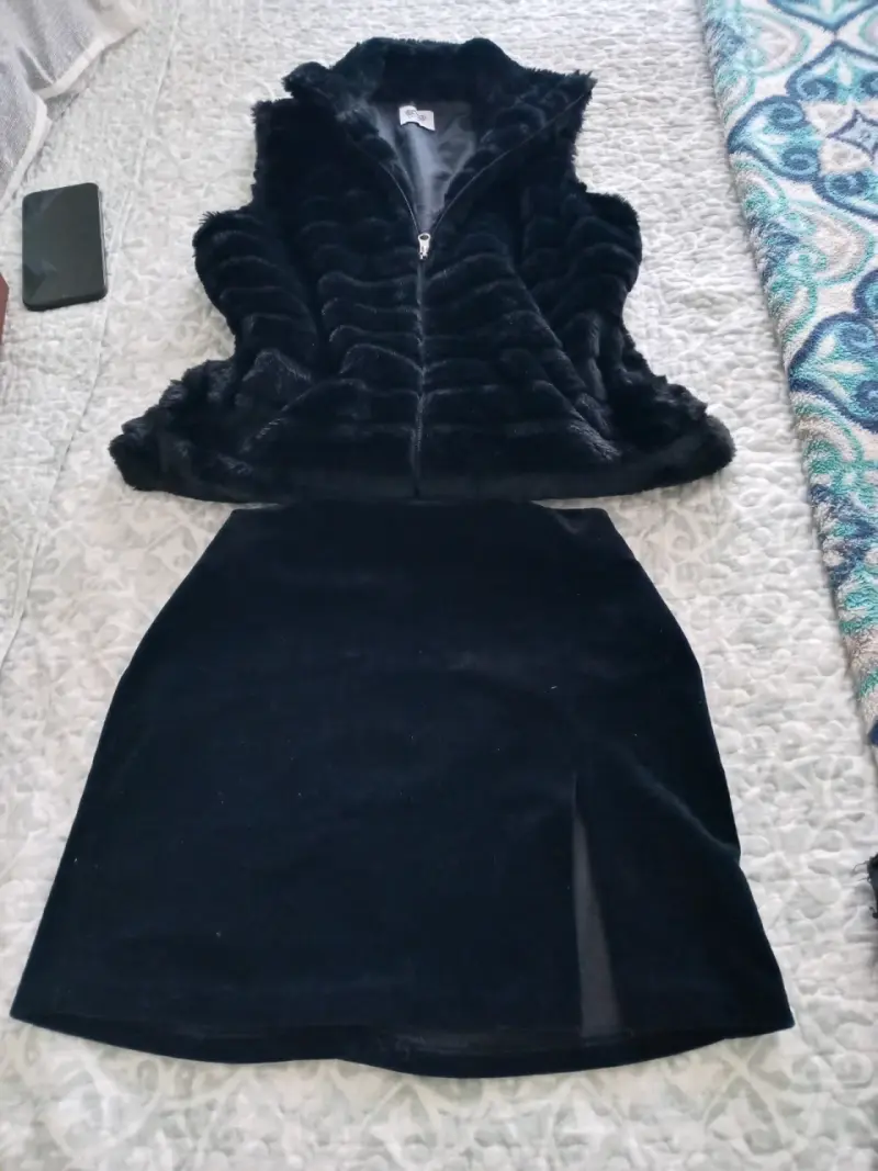Conjunto de chaqueta mostaza y falda negra - 4