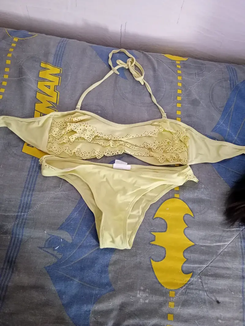 Bikini amarillo con volantes para mujer