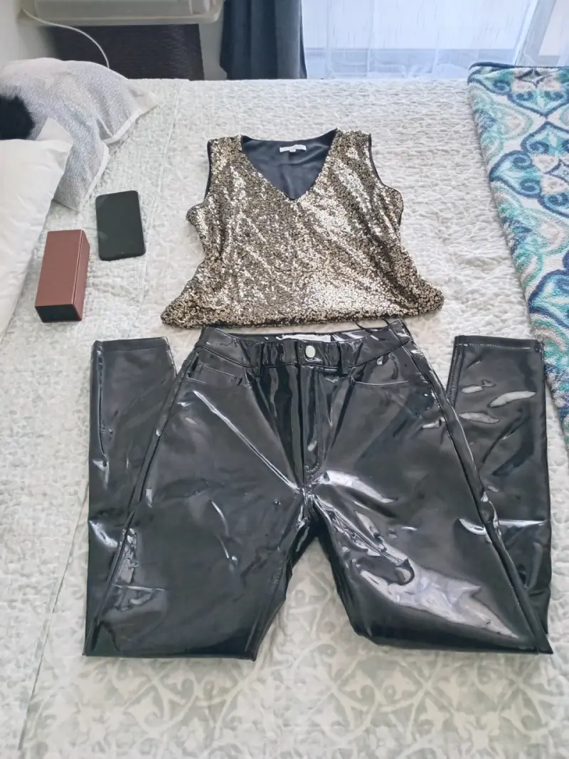 Conjunto de top de lentejuelas doradas y pantalones de vinilo negro