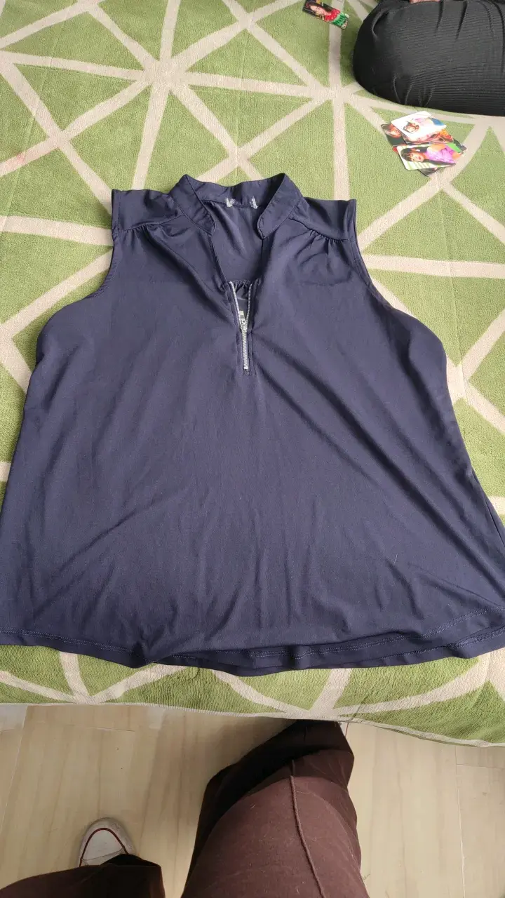 Polera sin mangas azul con cierre - 1
