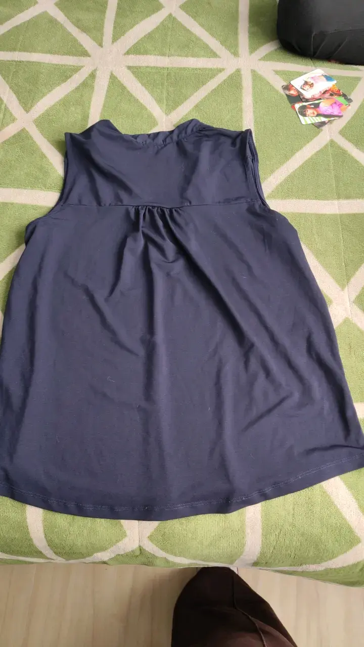 Polera sin mangas azul con cierre - 2