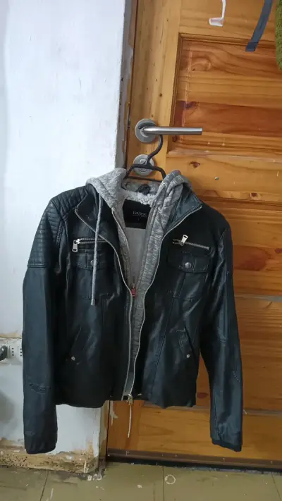 Chaqueta de cuero sintético con capucha Wados - miniatura 1