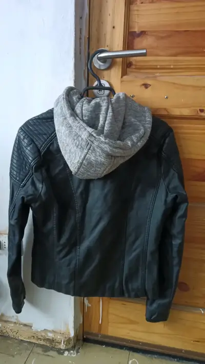 Chaqueta de cuero sintético con capucha Wados - miniatura 2