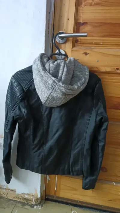 Chaqueta de cuero sintético con capucha Wados - miniatura 3