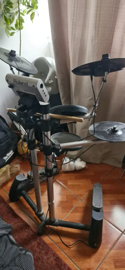 Batería electrónica Roland con pedal y platillos - miniatura 1